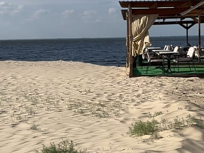 пляжна зона на березі Дніпра в заміському комплексі SPORTOHOTA в місті Черкаси