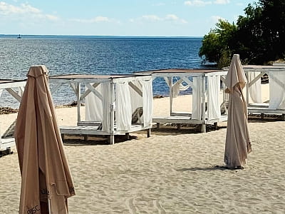 пляжна зона на березі Дніпра в заміському комплексі SPORTOHOTA в місті Черкаси