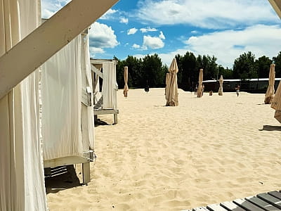 пляжна зона на березі Дніпра в заміському комплексі SPORTOHOTA в місті Черкаси