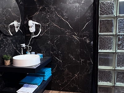 BarnHouse — сучасні одноповерхові та двоповерхові будинки на 4 гостей із кухнею, терасою, чаном, мангальною зоною та доступом до басейну в заміському комплексі SPORTOHOTA в місті Черкаси