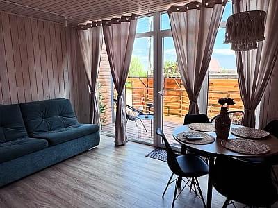 BarnHouse — сучасні одноповерхові та двоповерхові будинки на 4 гостей із кухнею, терасою, чаном, мангальною зоною та доступом до басейну в заміському комплексі SPORTOHOTA в місті Черкаси