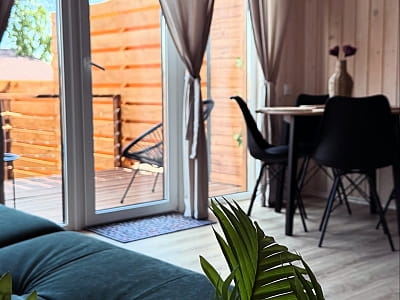 BarnHouse — сучасні одноповерхові та двоповерхові будинки на 4 гостей із кухнею, терасою, чаном, мангальною зоною та доступом до басейну в заміському комплексі SPORTOHOTA в місті Черкаси