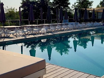 Відкритий літній басейн в заміському комплексі SPORTOHOTA в місті Черкаси