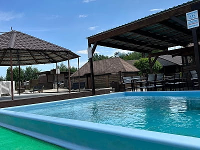 Відкритий літній басейн в заміському комплексі SPORTOHOTA в місті Черкаси