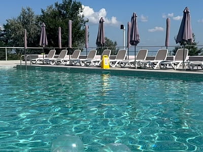 Відкритий літній басейн в заміському комплексі SPORTOHOTA в місті Черкаси