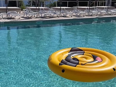 Відкритий літній басейн в заміському комплексі SPORTOHOTA в місті Черкаси