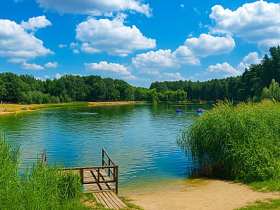 Озеро Велике у парку Партизанської слави — найбільша водойма Дарницького району Києва, популярне місце для прогулянок, риболовлі та відпочинку.
