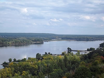 Річка Дніпро: витоки, течія, природа та історія. Відпочинок, риболовля, пляжі, цікаві локації й панорами вздовж однієї з головних річок України.