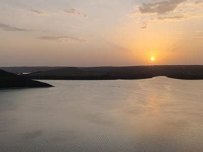 Дністер — одна з найвидатніших річок України: з витоків у Карпатах до Чорного моря. Природа, каньйон, рибалка, історія і комфортний відпочинок.