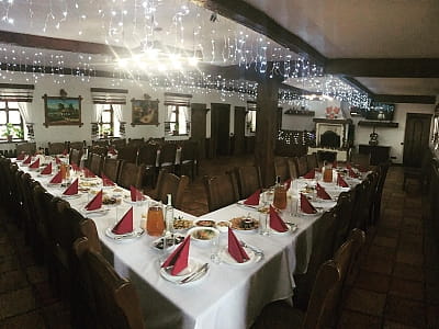 ресторан оформлений у вигляді автентичної української корчми Хутір «Козацька Долина» у селі Карбівка Кіровоградської області