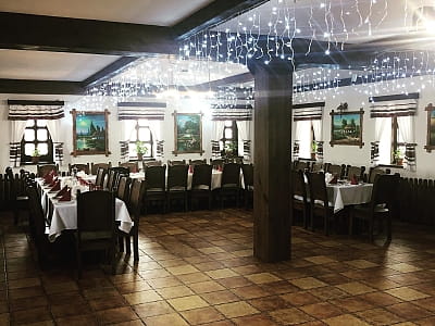 ресторан оформлений у вигляді автентичної української корчми Хутір «Козацька Долина» у селі Карбівка Кіровоградської області