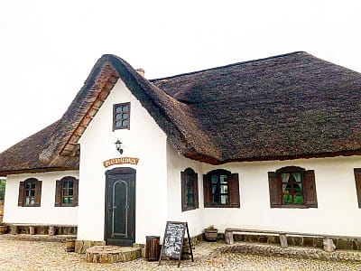 ресторан оформлений у вигляді автентичної української корчми Хутір «Козацька Долина» у селі Карбівка Кіровоградської області