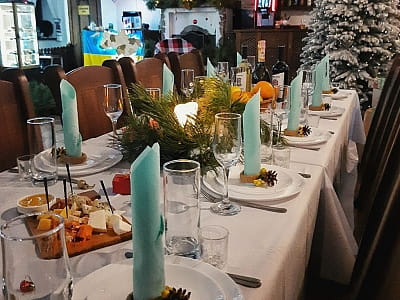 ресторан оформлений у вигляді автентичної української корчми Хутір «Козацька Долина» у селі Карбівка Кіровоградської області