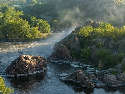 Південний Буг — найдовша річка України, що тече лише українськими землями. Витоки на Поділлі, пороги, каньйони, пляжі, рафтинг, риболовля — природний шедевр і водна артерія країни.