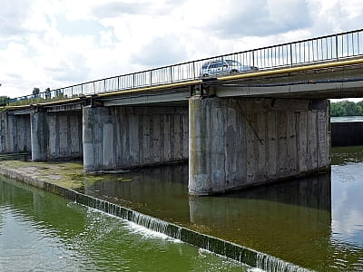 Річка Роставиця — притока Росі в Україні, відома своєю історією, природними ландшафтами, риболовлею та мальовничими берегами.