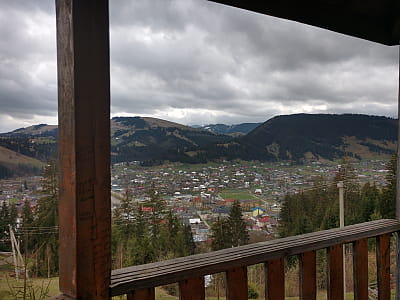 Верховина — мальовниче селище в Карпатах, центр гуцульської культури з багатовіковою історією, музеями, традиціями й унікальним колоритом живої спадщини.