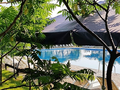 Заміський комплекс «Аквамарин» — це локація для тих, хто шукає поєднання водного відпочинку, природи та близькості до міста.