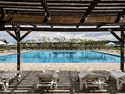 Великий відкритий басейн в заміському комплексі «Аквамарин» в селі Цибулі, неподалік Полтави