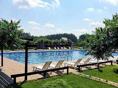 Великий відкритий басейн в заміському комплексі «Аквамарин» в селі Цибулі, неподалік Полтави