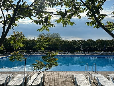 Великий відкритий басейн в заміському комплексі «Аквамарин» в селі Цибулі, неподалік Полтави