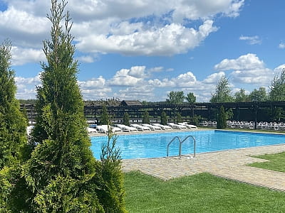 літній басейн з морською водою в заміському комплексі «Аквамарин» в селі Цибулі, неподалік Полтави