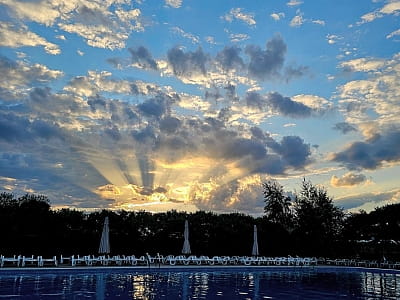 Великий відкритий басейн в заміському комплексі «Аквамарин» в селі Цибулі, неподалік Полтави