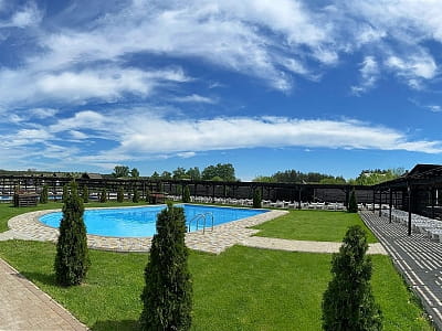 літній басейн з морською водою в заміському комплексі «Аквамарин» в селі Цибулі, неподалік Полтави