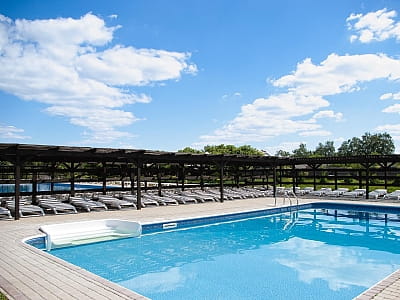 літній басейн з морською водою в заміському комплексі «Аквамарин» в селі Цибулі, неподалік Полтави