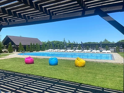 літній басейн з морською водою в заміському комплексі «Аквамарин» в селі Цибулі, неподалік Полтави