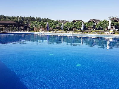 Великий відкритий басейн в заміському комплексі «Аквамарин» в селі Цибулі, неподалік Полтави