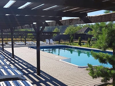 літній басейн з морською водою в заміському комплексі «Аквамарин» в селі Цибулі, неподалік Полтави