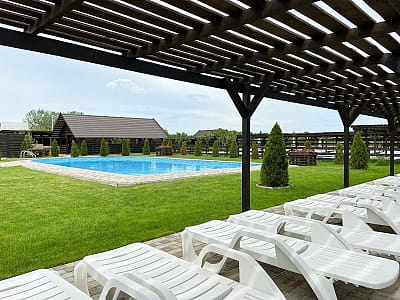 літній басейн з морською водою в заміському комплексі «Аквамарин» в селі Цибулі, неподалік Полтави