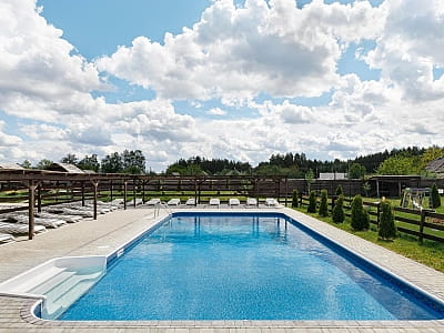 літній басейн з морською водою в заміському комплексі «Аквамарин» в селі Цибулі, неподалік Полтави