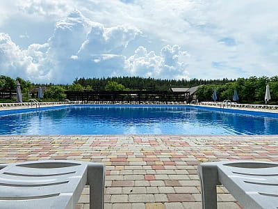 Великий відкритий басейн в заміському комплексі «Аквамарин» в селі Цибулі, неподалік Полтави