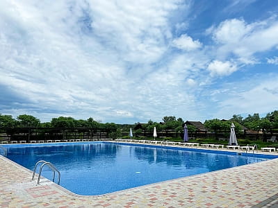 Великий відкритий басейн в заміському комплексі «Аквамарин» в селі Цибулі, неподалік Полтави