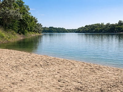 Байдаківський розріз в Олександрії — затоплений буровугільний кар’єр із пляжем, цікавою історією, зручним доступом і можливостями для відпочинку на природі.