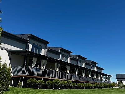 Показати зміст Balka Eco Club — це сучасний заміський готельно-ресторанний комплекс, розташований у мальовничому куточку Полтавської області, серед природи, тиші та водної гладі.