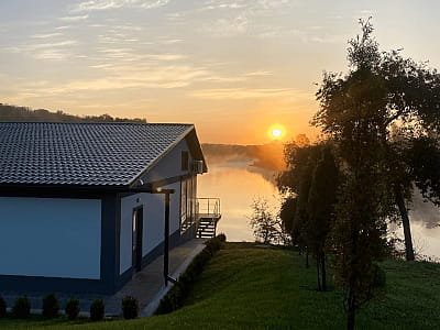 Однією з ключових переваг Balka Eco Club є розташування на березі озера, що формує атмосферу спокою та приватності.