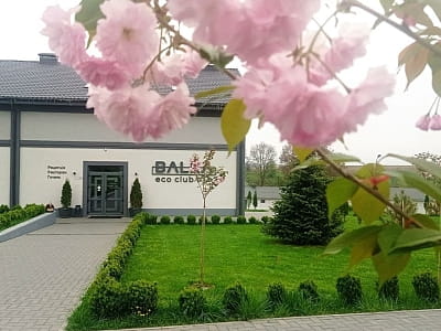 Показати зміст Balka Eco Club — це сучасний заміський готельно-ресторанний комплекс, розташований у мальовничому куточку Полтавської області, серед природи, тиші та водної гладі.