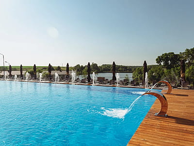 літній відкритий басейн в заміському комплексі Balka Eco Club у мальовничому куточку Полтавської області, серед природи, тиші та водної гладі