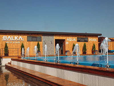 літній відкритий басейн в заміському комплексі Balka Eco Club у мальовничому куточку Полтавської області, серед природи, тиші та водної гладі