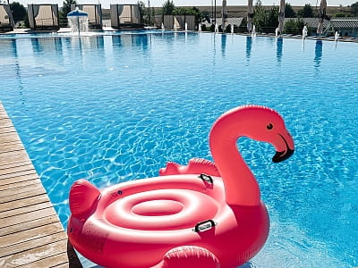 літній відкритий басейн в заміському комплексі Balka Eco Club у мальовничому куточку Полтавської області, серед природи, тиші та водної гладі