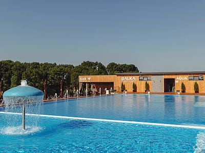 літній відкритий басейн в заміському комплексі Balka Eco Club у мальовничому куточку Полтавської області, серед природи, тиші та водної гладі