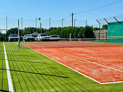 тенісні корти в заміському комплексі Balka Eco Club у мальовничому куточку Полтавської області, серед природи, тиші та водної гладі