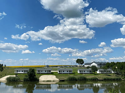 Однією з ключових переваг Balka Eco Club є розташування на березі озера, що формує атмосферу спокою та приватності.