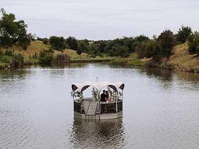 Однією з ключових переваг Balka Eco Club є розташування на березі озера, що формує атмосферу спокою та приватності.