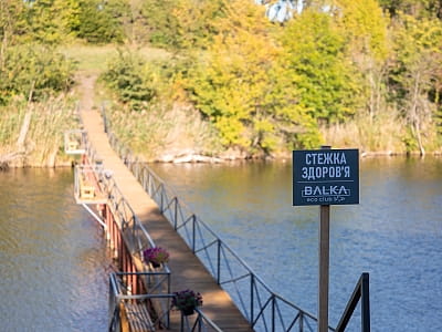 стежка здоров'я над озером в заміському комплексі Balka Eco Club у мальовничому куточку Полтавської області, серед природи, тиші та водної гладі