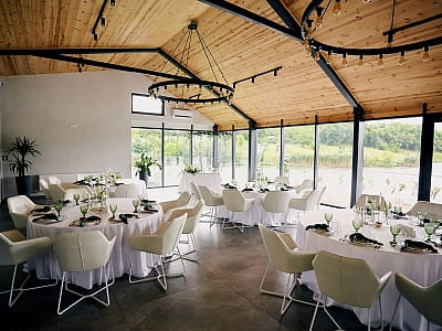 ресторан в заміському комплексі Balka Eco Club у мальовничому куточку Полтавської області, серед природи, тиші та водної гладі