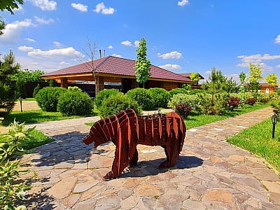 Заміський комплекс Bulanovo — це простір для повноцінного відпочинку серед природи, де поєднуються сучасний комфорт, тиша заміської локації та широкий вибір послуг для релаксу й дозвілля. 
