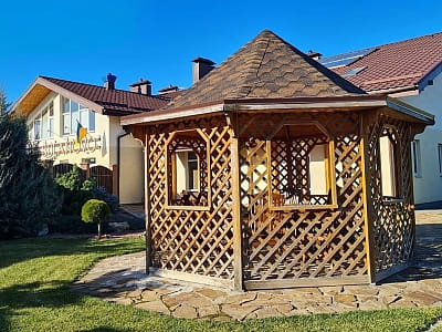 альтанки в заміському комплексі Bulanovo в селі Буланове Полтавської області